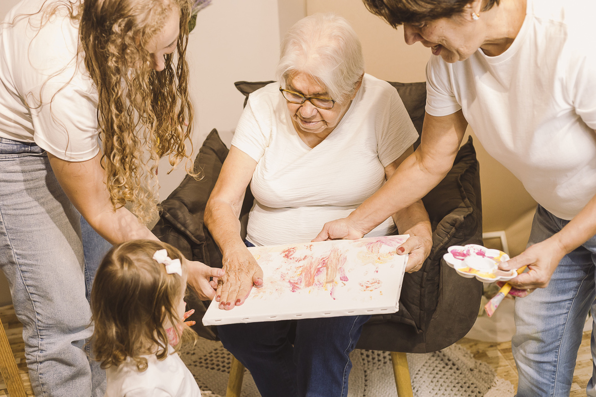 familia com bisavó pintando quadro em ensaio dia das mães - fotografa em sp sbc
