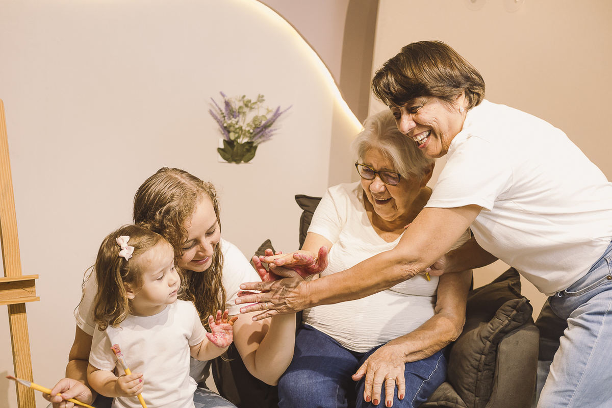 familia de mulheres se abraçando com mão suja - fotografa em sp sbc