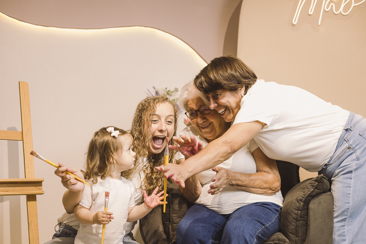 familia de mulheres brincando com mão suja de tinta ensaio de dia das mães - fotografa em sp sbc