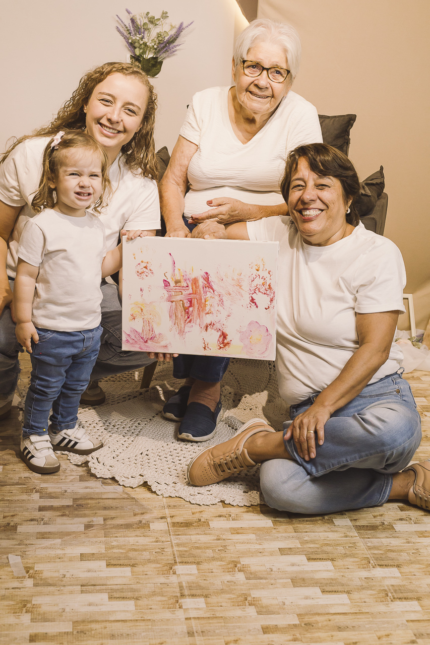 familia com quadro pintado por elas mesmas em ensaio de dia das mães - fotografa em sp sbc