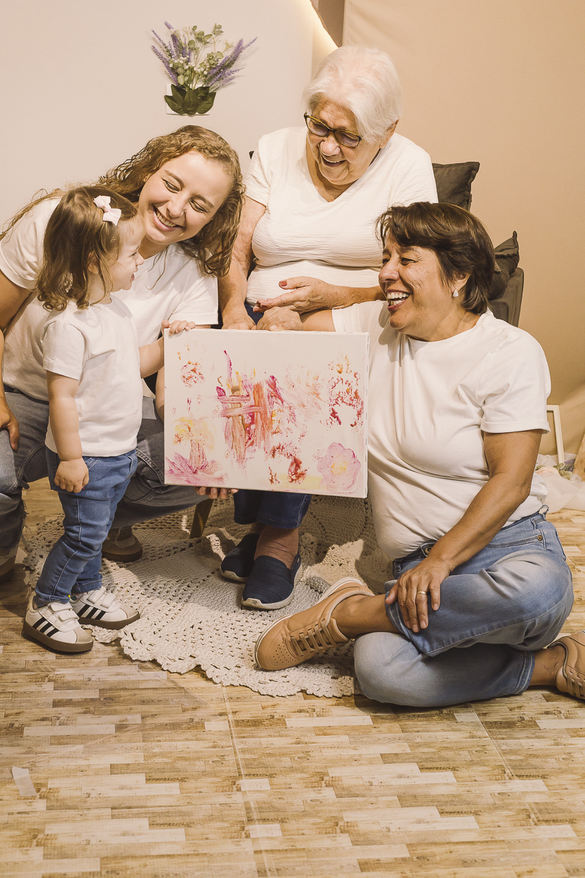 familia em volta de quadro em ensaio dia das mães