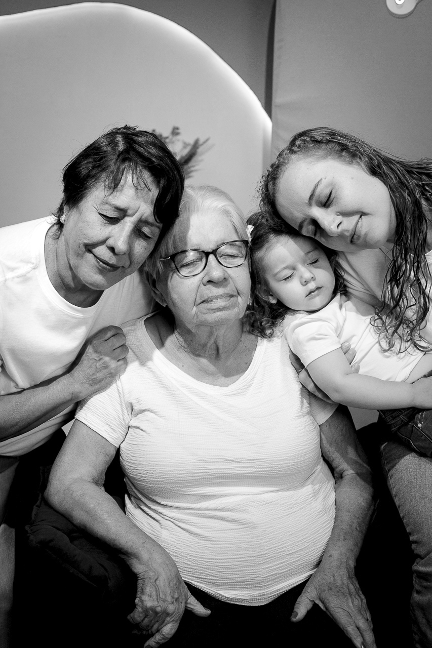 Foto preto e branco familia de mulheres - fotografa em sp 
