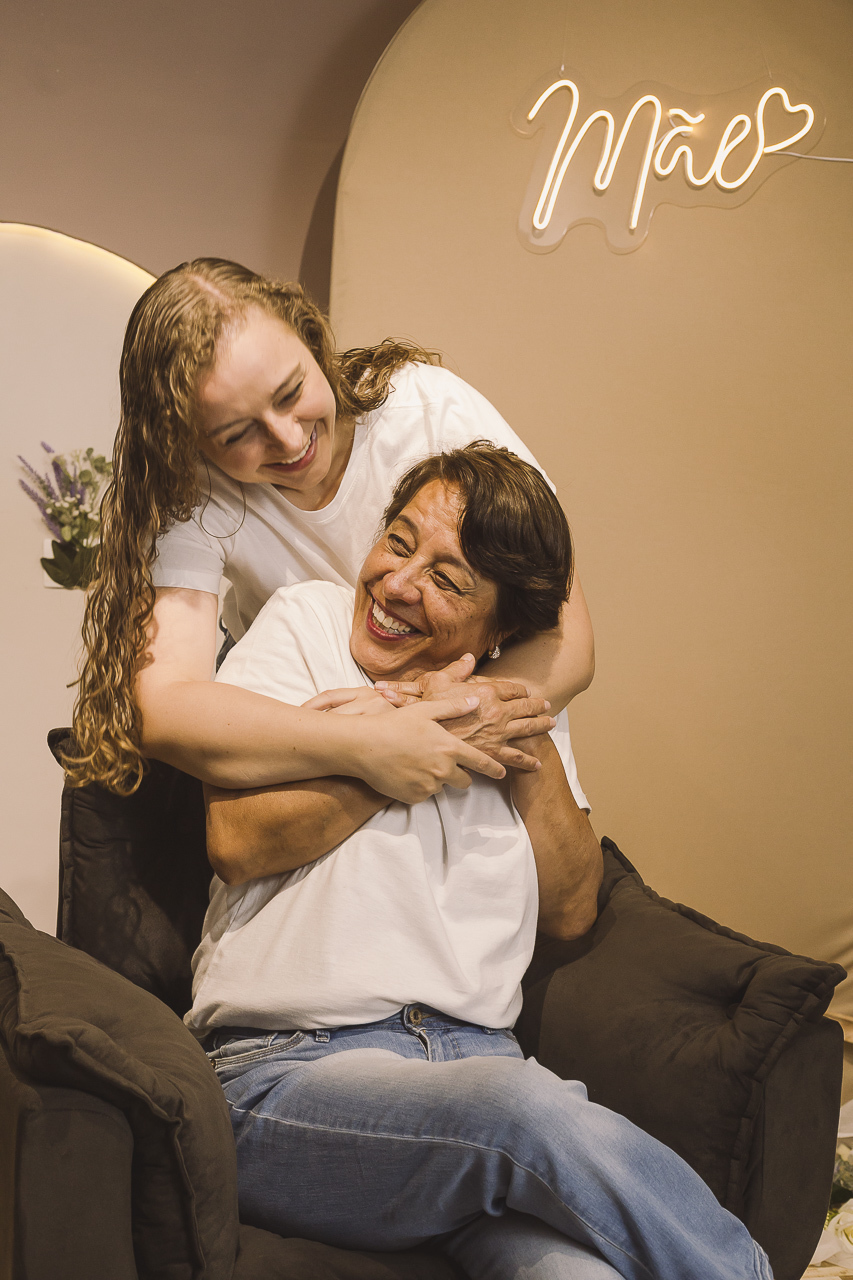 mãe e filha se abraçando e rindo ensaio dias da mães - fotografa em sp sbc