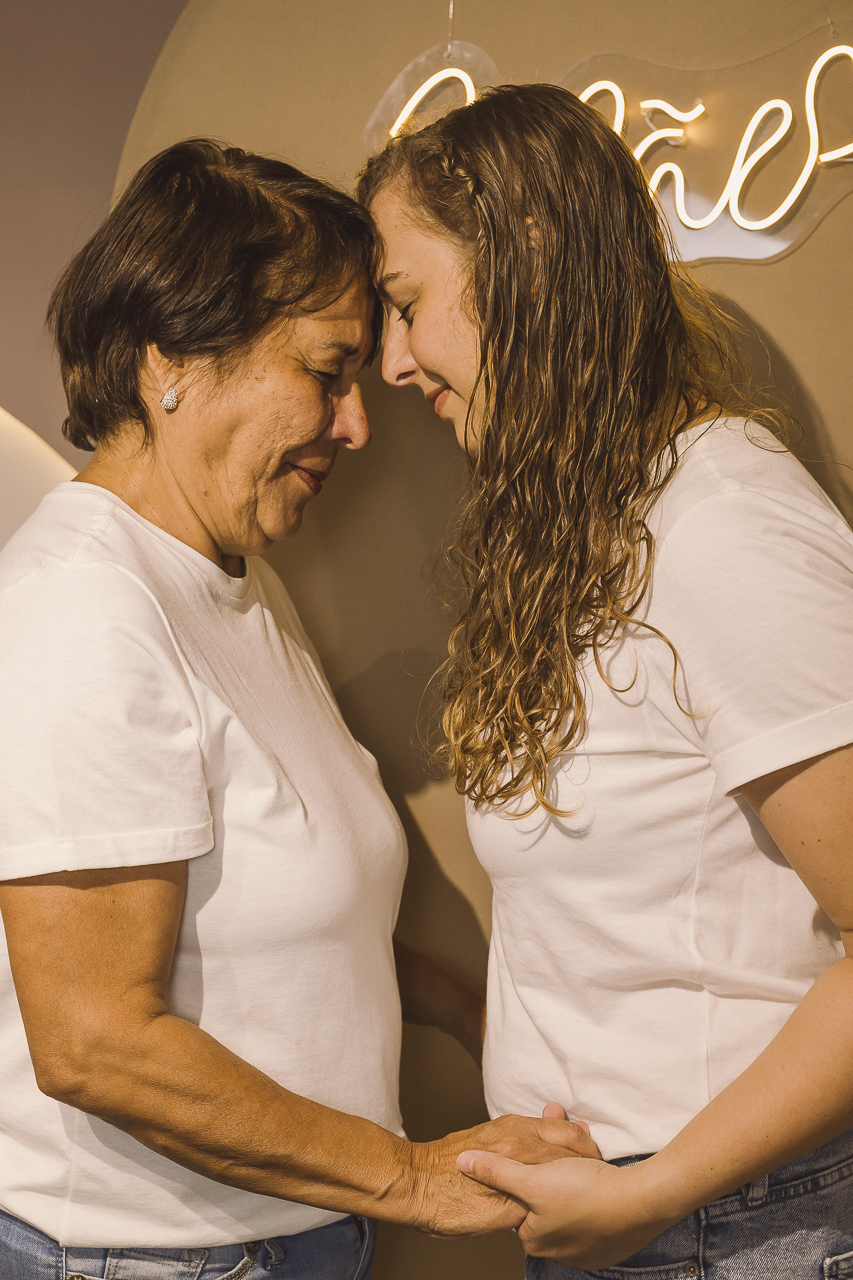 mãe e filha de testa encostada ensaio dia das mães - fotografa em sp sbc