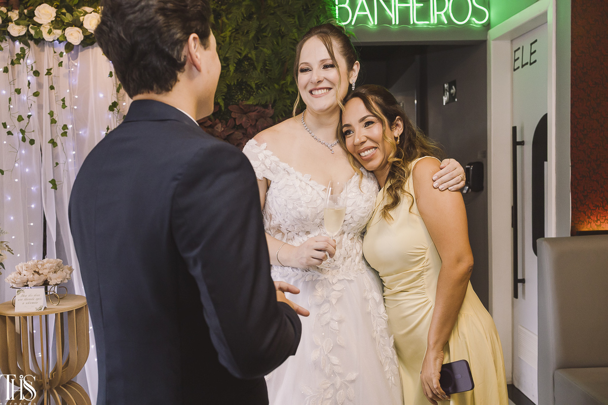 noivos com convidada noiva abraçada com amiga - fotografa em sp sbc