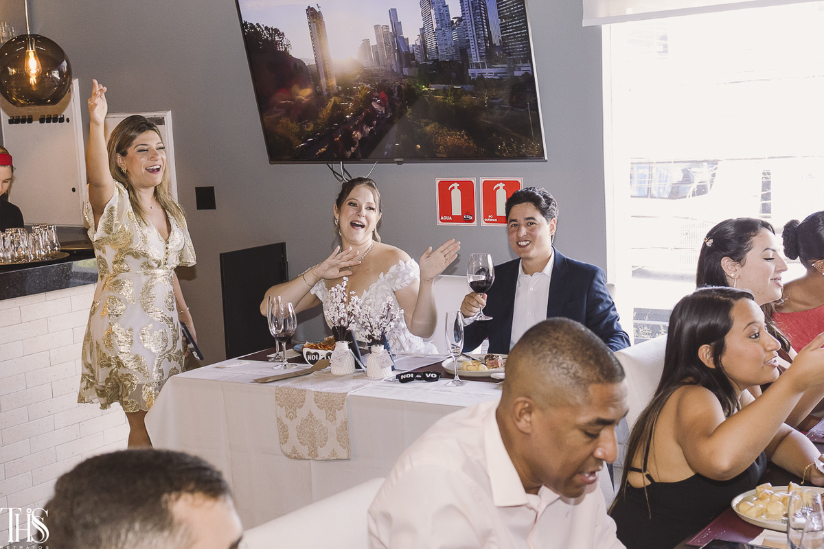 noivos rindo com convidados - fotografa em sp sbc