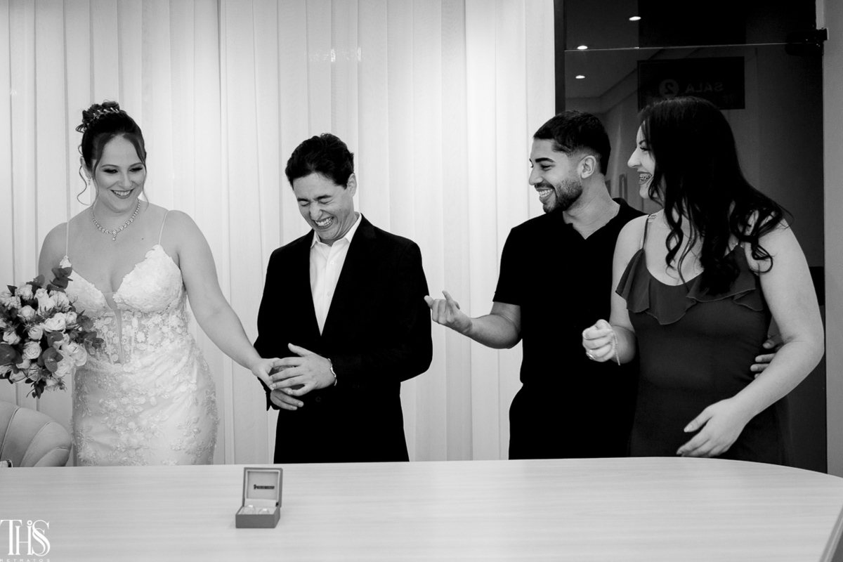 foto preto e branco casamento noivos rindo - fotografa em sp sbc