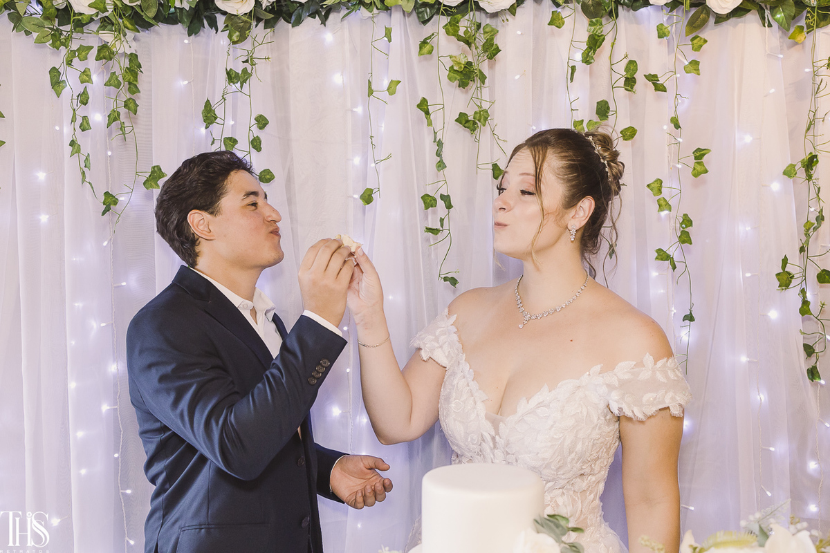 noivos na mesa do bolo fazendo biquinho - fotografa em sp sbc