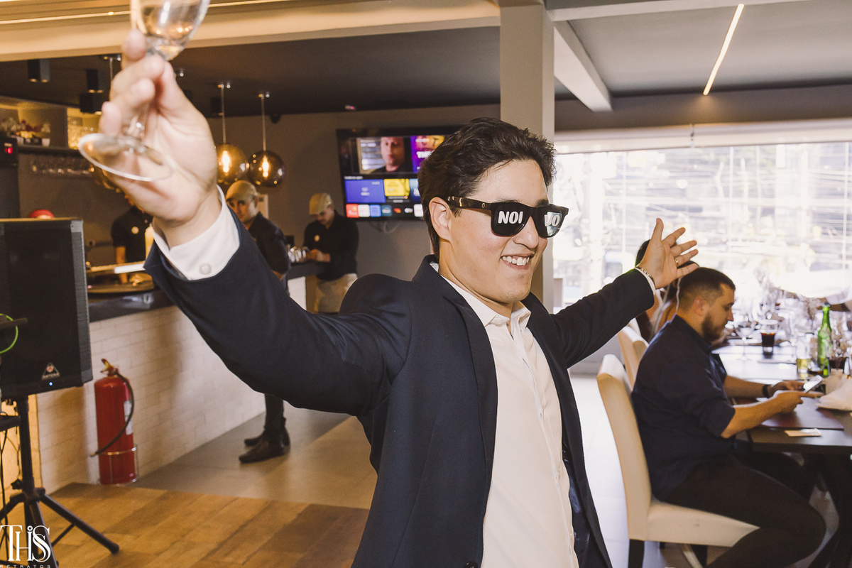noivo com oculos em momento de festa casamento - fotografa em sp sbc