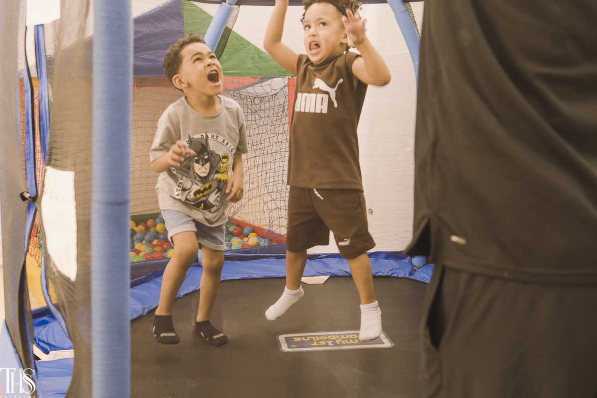 criança gritando em pula pula festa infantil - fotografa em sp sbc abc