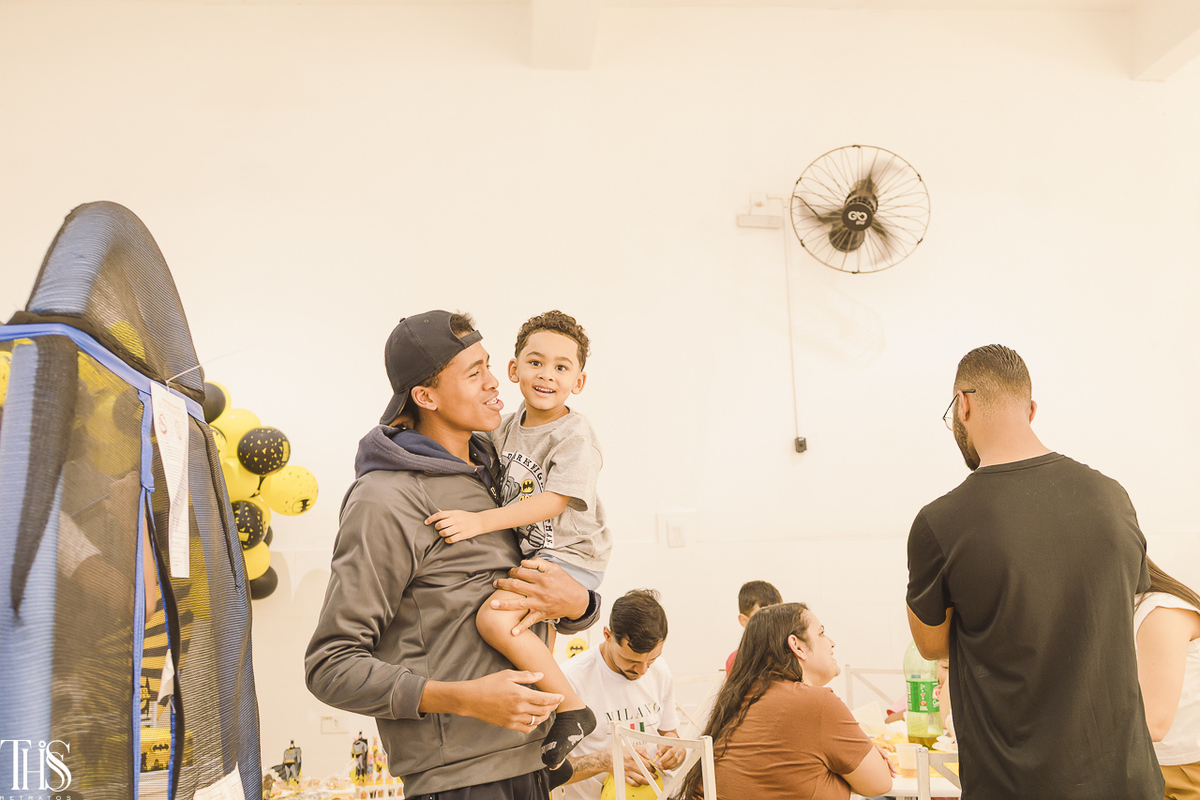 criança no colo de convidado festa infantil - fotografa em sp sbc abc