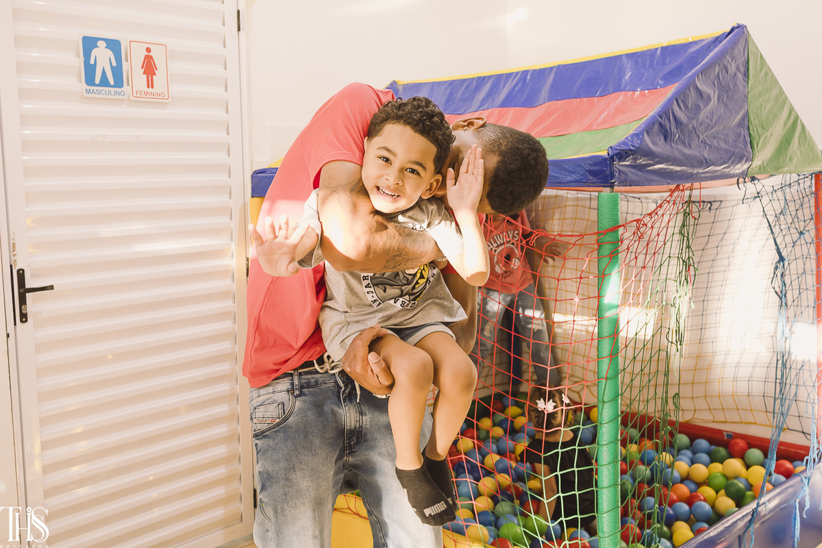 menino sendo erguido por pai em festa infantil - fotografa em abc