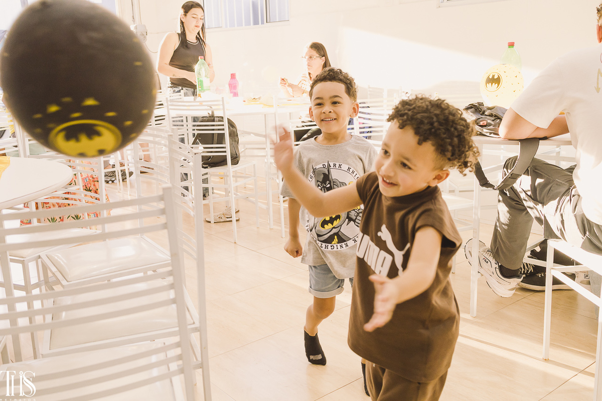 crianças brincando com bexiga em festa infantil - fotografa em sp sbc abc