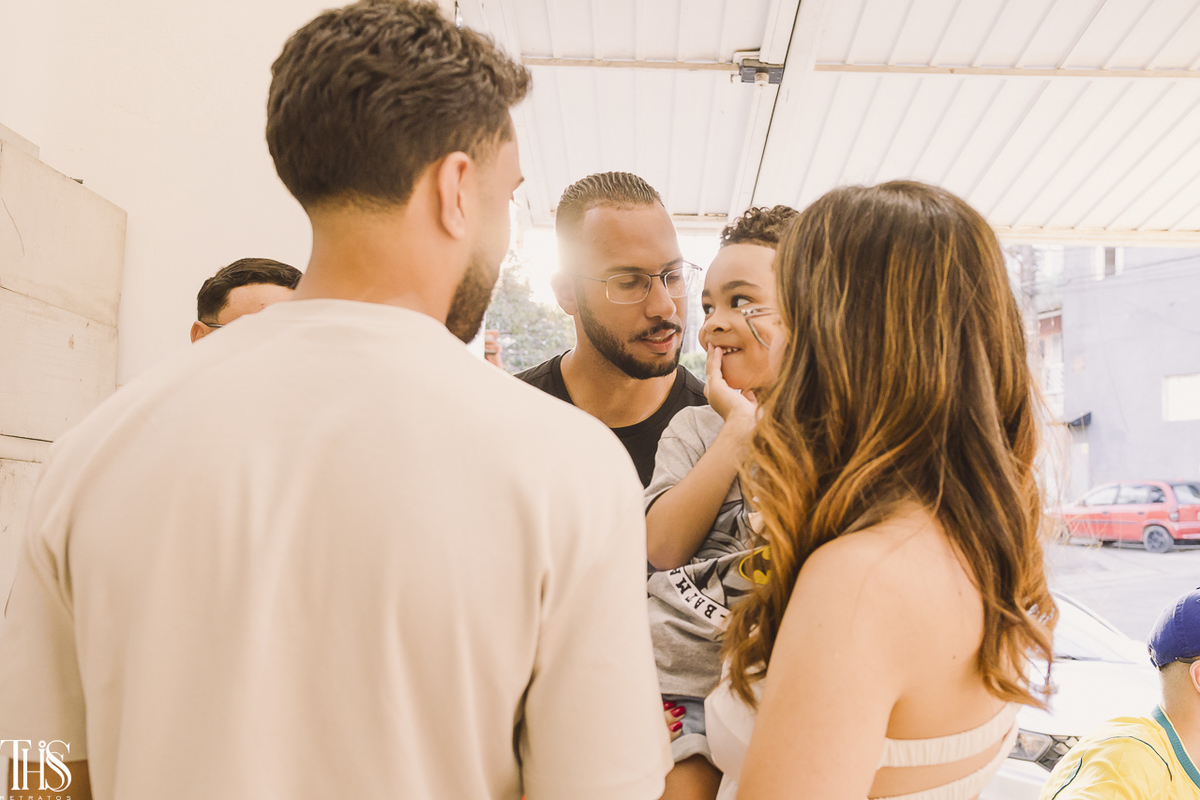 criança com convidados em festa infantil - fotografa em sp 