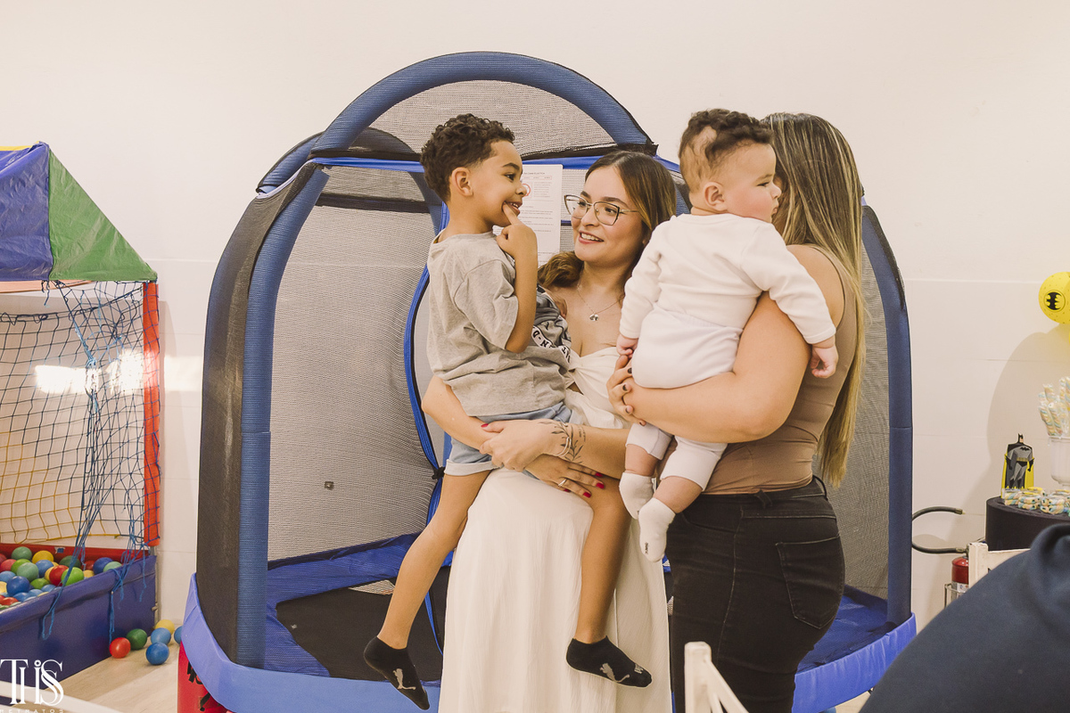 criança no colo de convidada em festa infanti l- fotografa em sp sbc abc