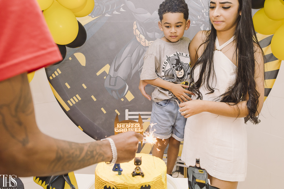 familia na mesa do bolo em festa infantil - fotografa em sp sbc abc