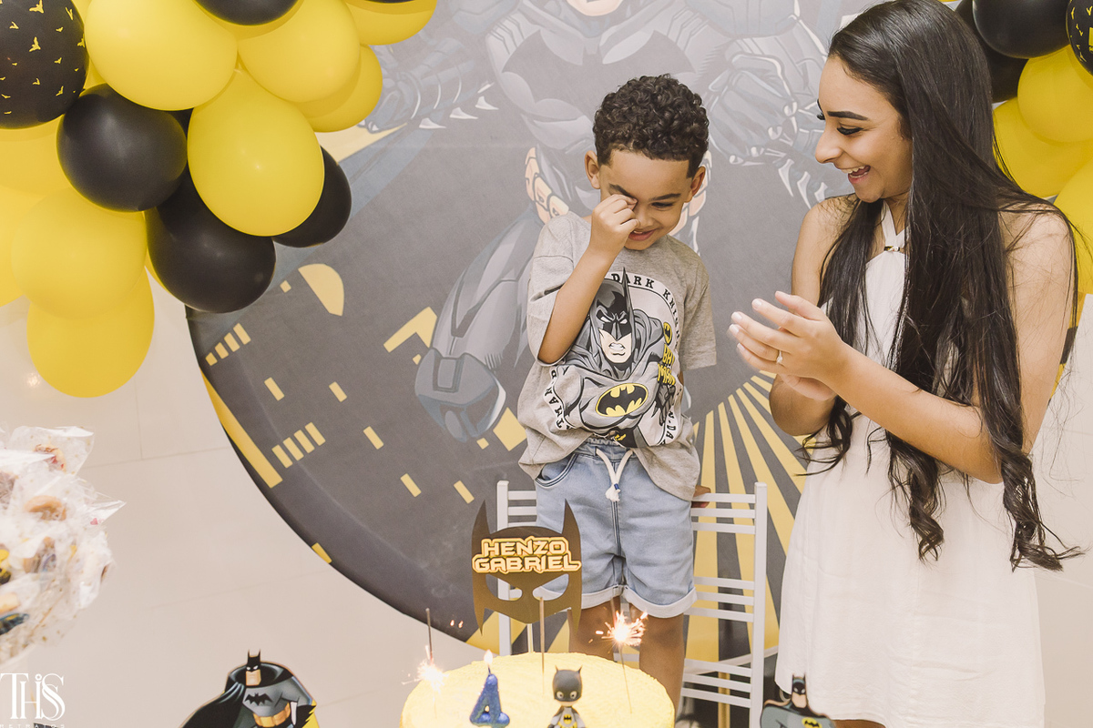 criança coçando o olho na hora do parabens em festa infantil - fotografa em sp sbc abc