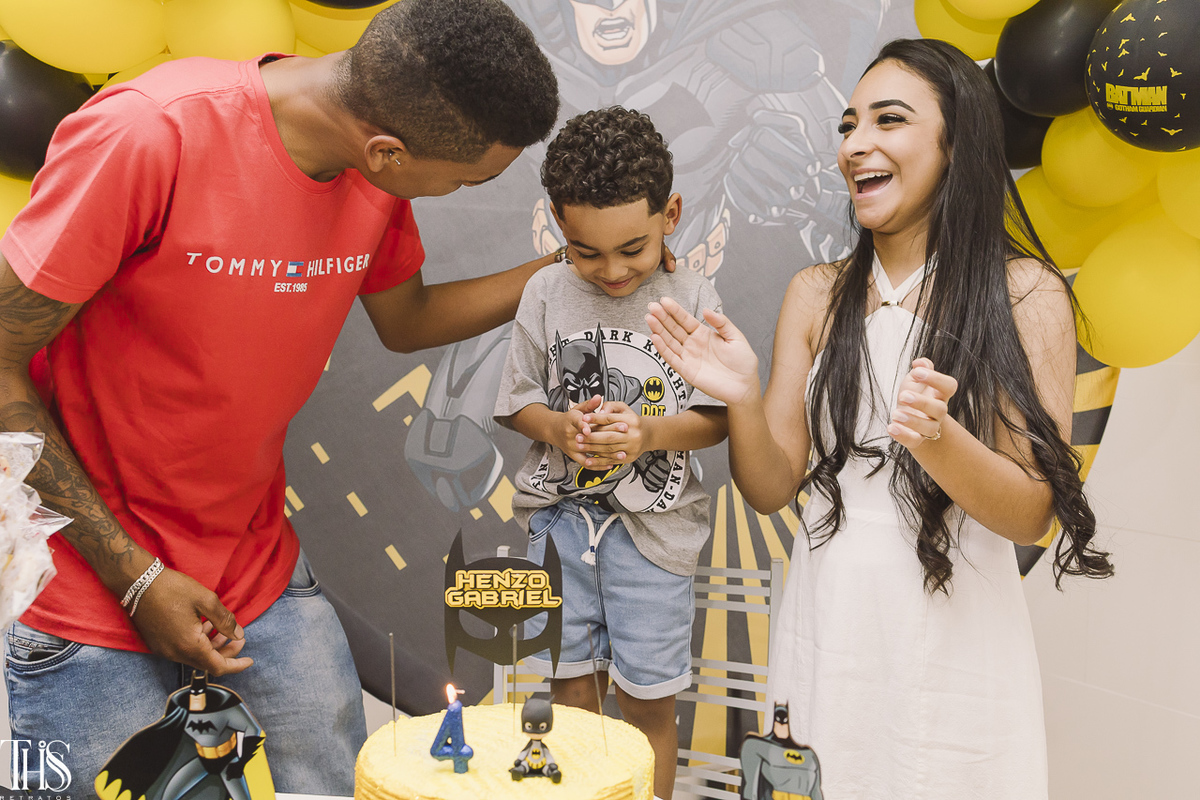 criança com pais em hora do parabens festa infantil - fotografa em sp sbc abc