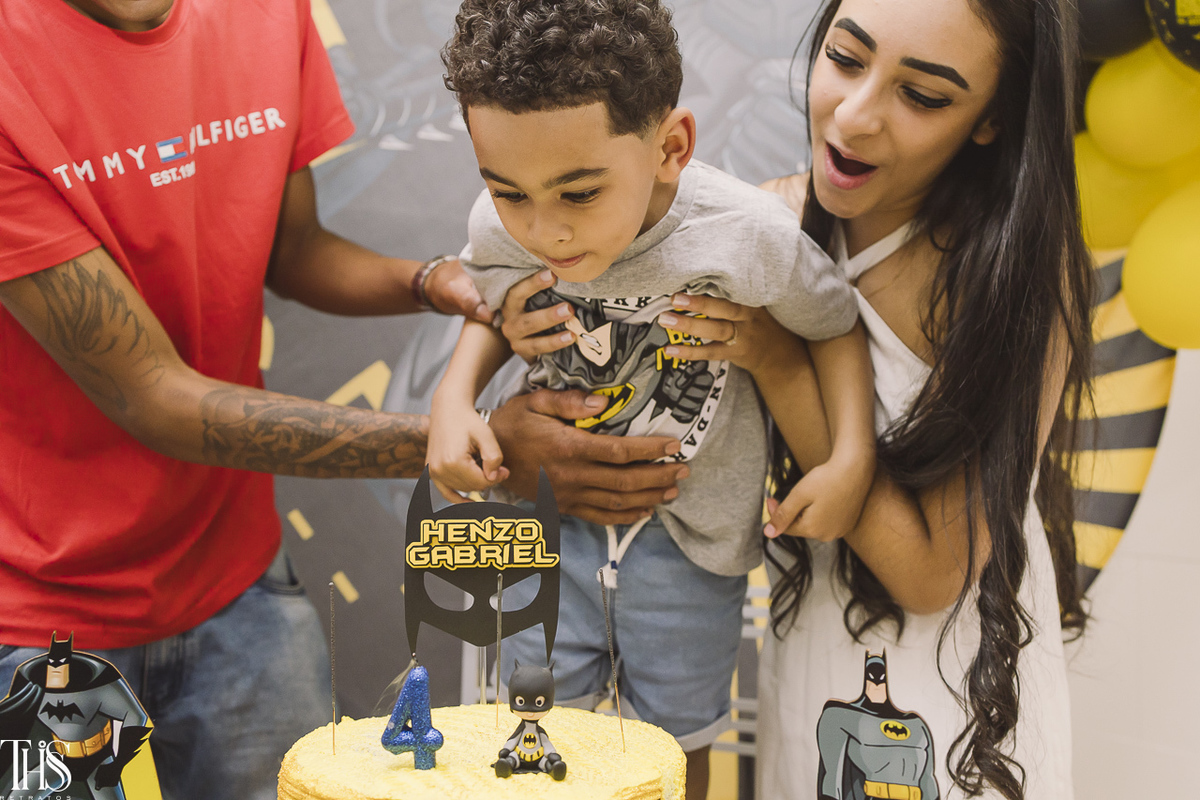 mãe segurando filho na hora do parabens em festa infantil - fotografa em sp sbc abc