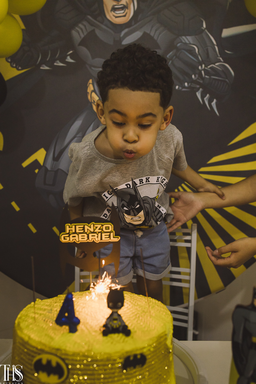 criança assoprando velhinha em festa infantil - fotografa em sbc 