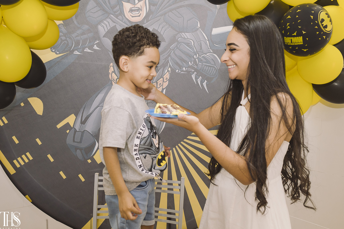 mãe com primeiro pedaço de bolo em festa infantil - fotografa em sp sbc abc