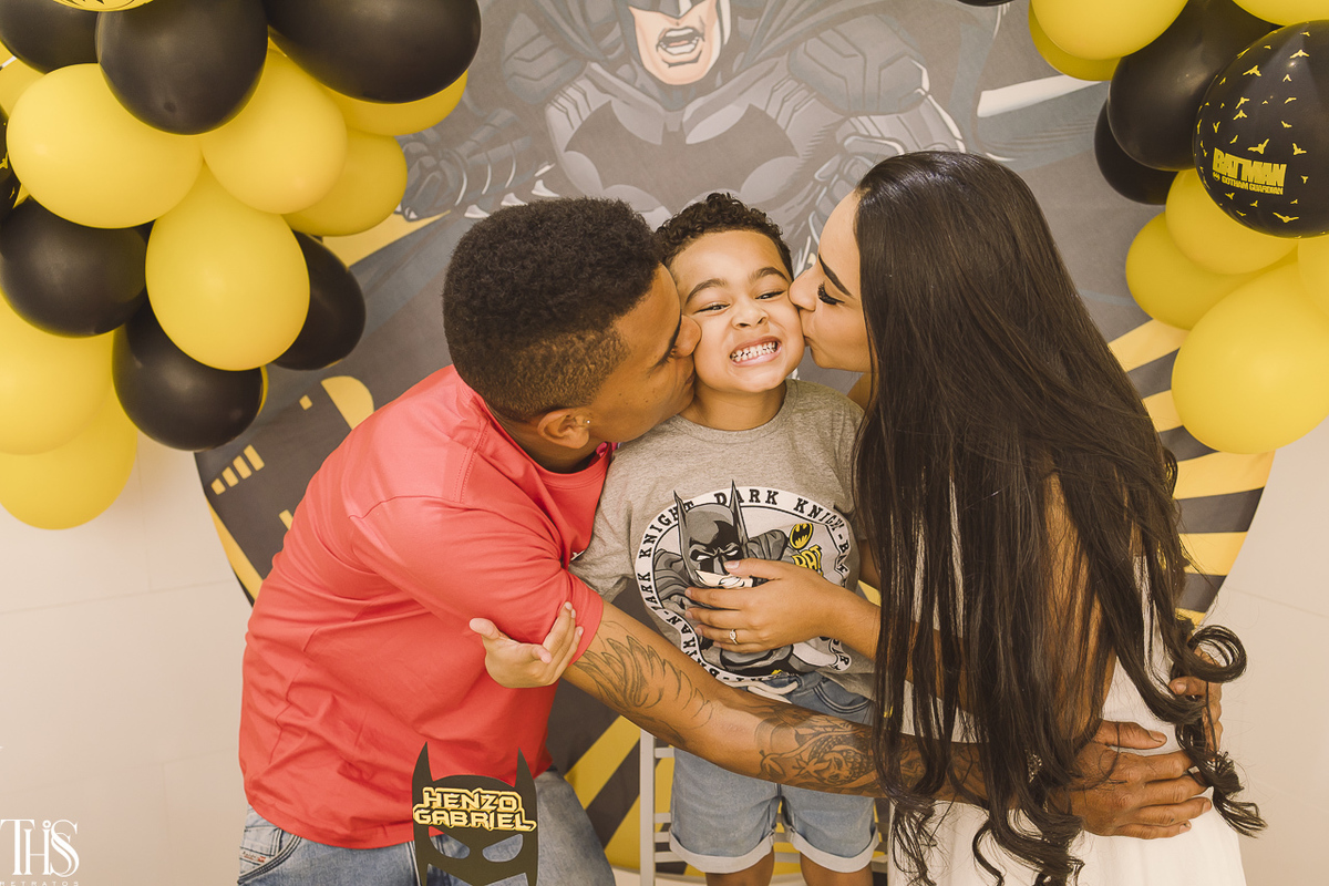 pais de criança beijando rosto de criança em festa infantil - fotografa no abc