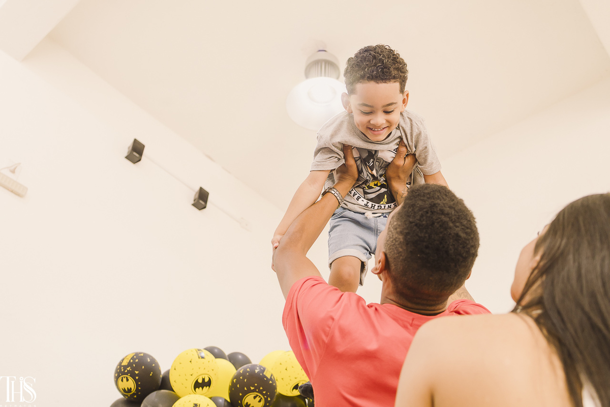 menino sendo levantado pelo pai em festa infantil - fotografa em sp sbc abc