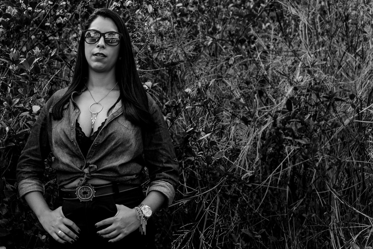 Foto de mulher poderosa com jeans em preto e branco