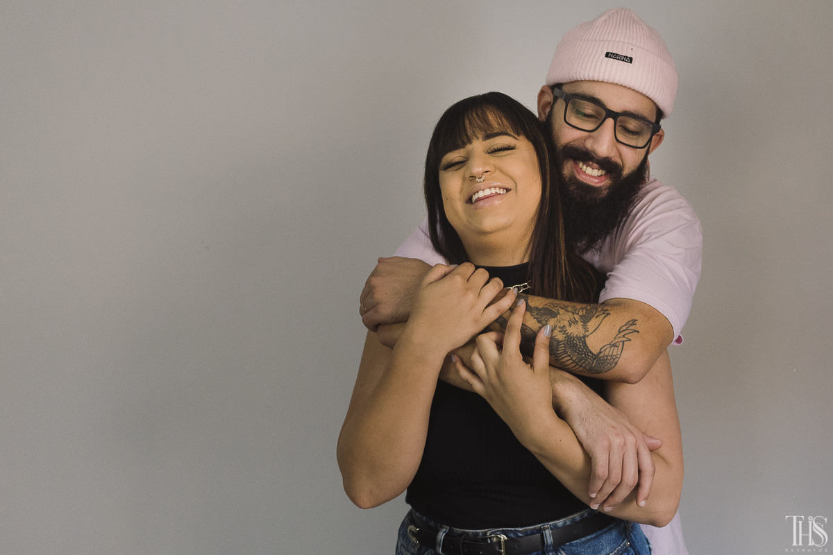 Fotografia de casal brincando em casa na cidade de São Bernardo