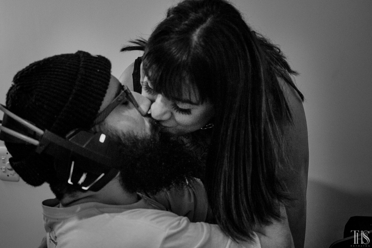 Foto de casal se beijando em casa em São Bernardo do Campo SP