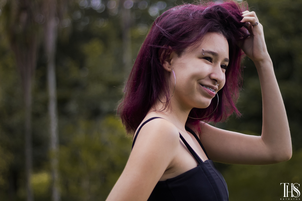 Foto de menina de 15 anos mexendo no cabelo no parque Central em Santo André - SP