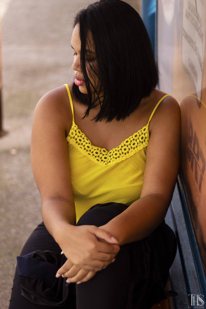Foto de mulher sentada no ponto de ônibus na cidade de São Bernardo do Campo - SP