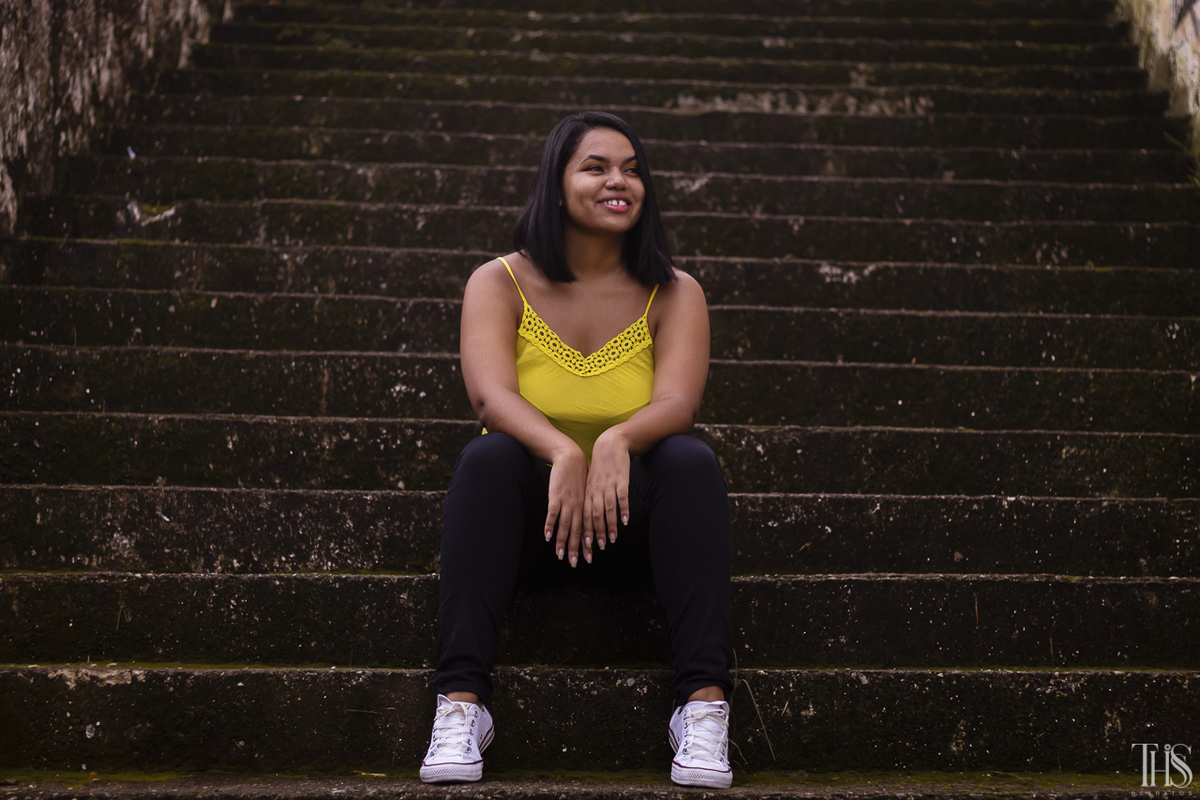 Ensaio urbano feminino - mulher sentada na escada em viela na cidade de São Bernardo do Campo - SP