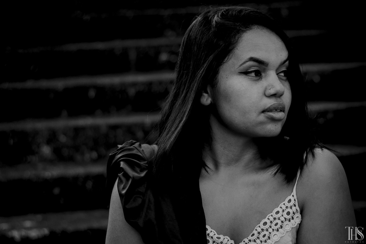 Foto em preto e branco de mulher na cidade de São Bernardo do Campo - SP