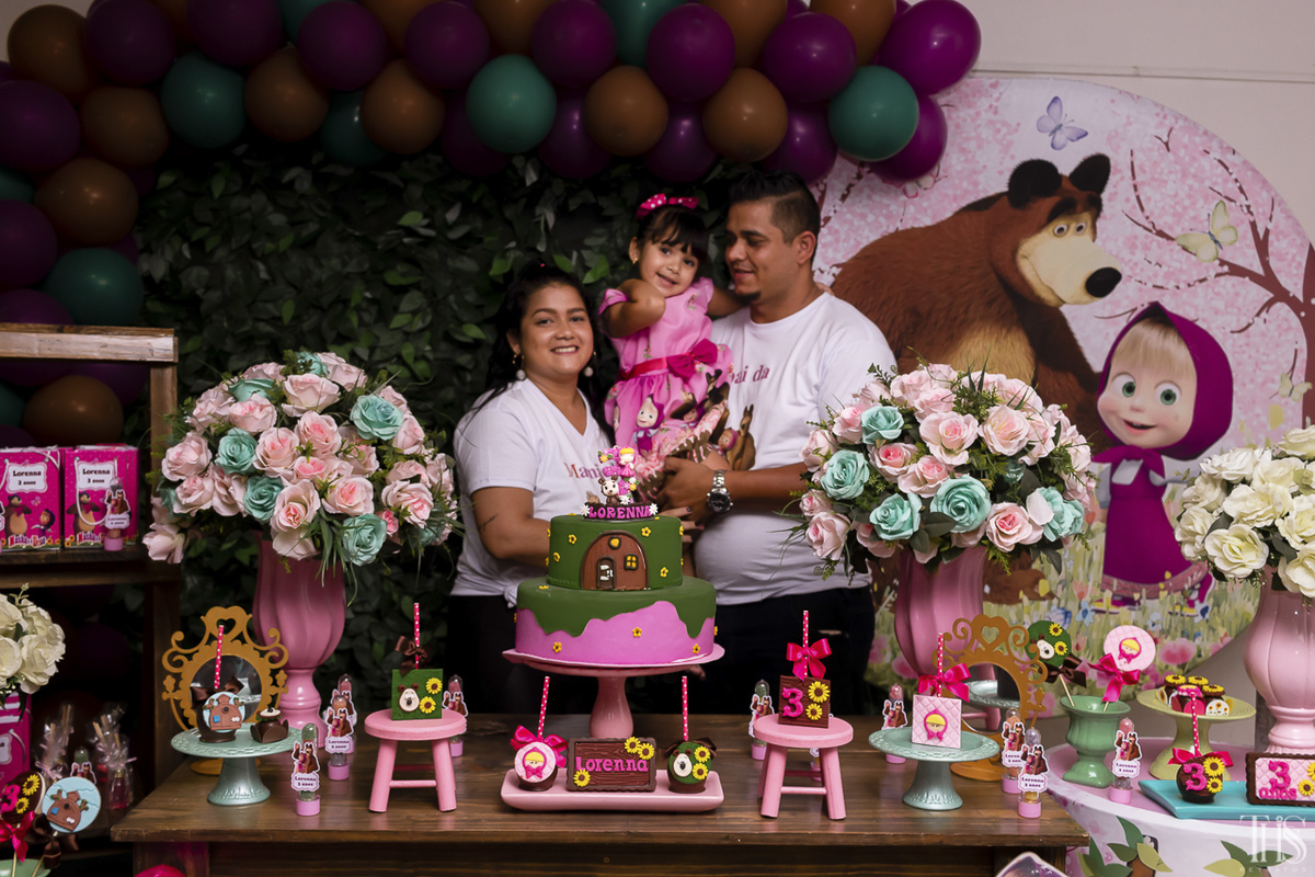 Foto dos pais na mesa do bolo em aniversário infantil na cidade de Santo André - SP