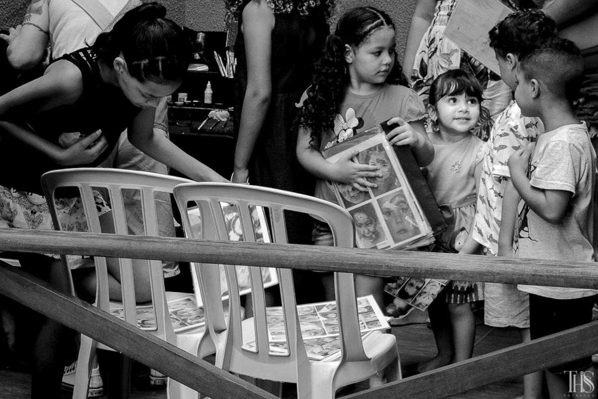 Foto em preto e branco de crianças se divertindo em festa infantil na cidade de Santo André - SP
