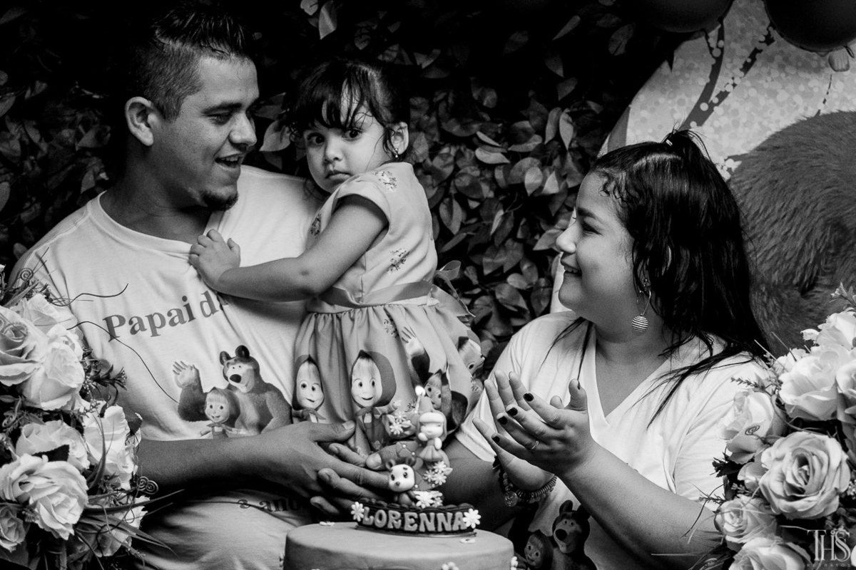 Foto em preto e branco de criança com medo da velinha de aniversário - santo andré - sp