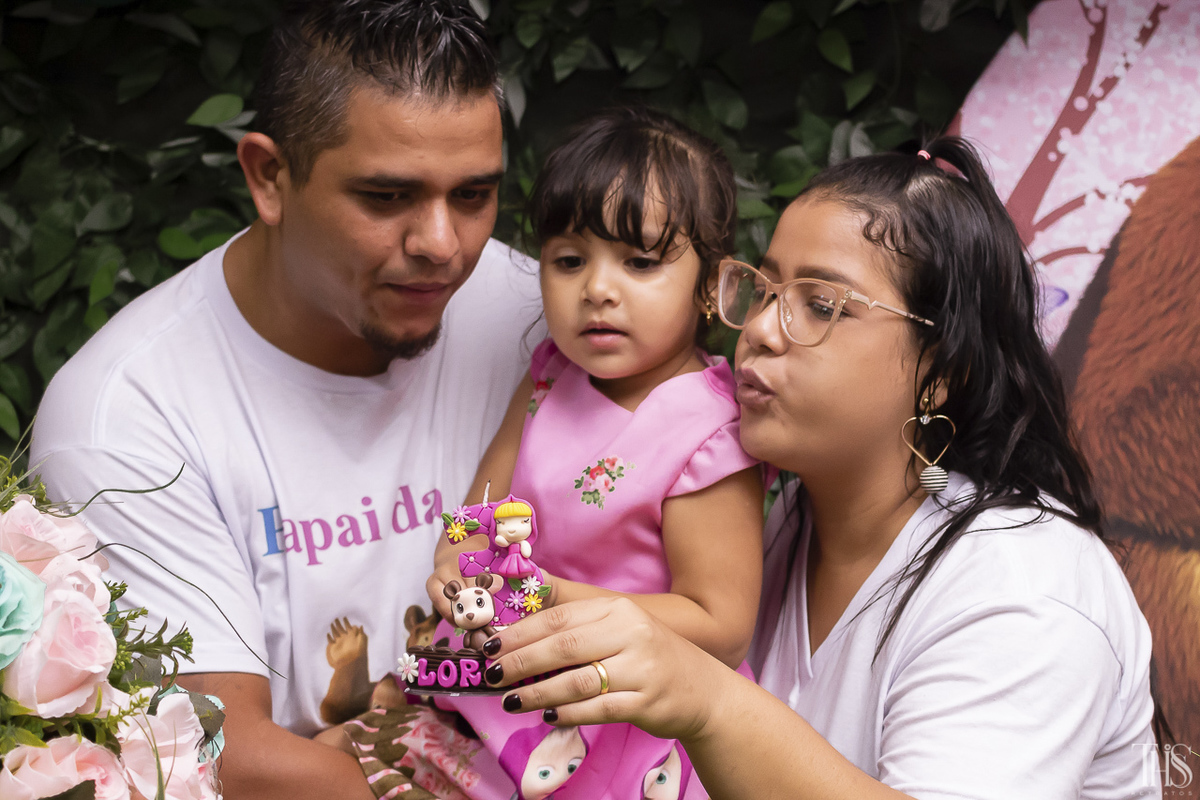 Foto do momento de assoprar a velinha em festa de aniversário infantil masha e o urso - santo andré - SP