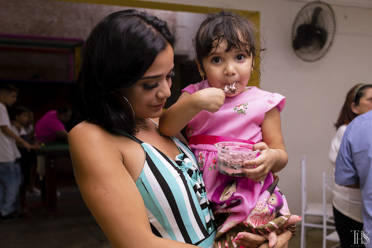 Foto de criança comento bolo na festa de aniversário de 3 anos na cidade de Santo André - SP