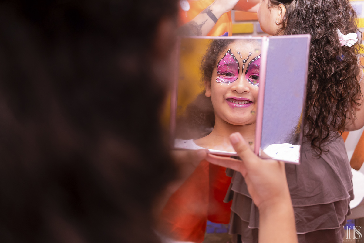 Foto de reflexo de pintura facial em festa infantil na cidade de Santo André