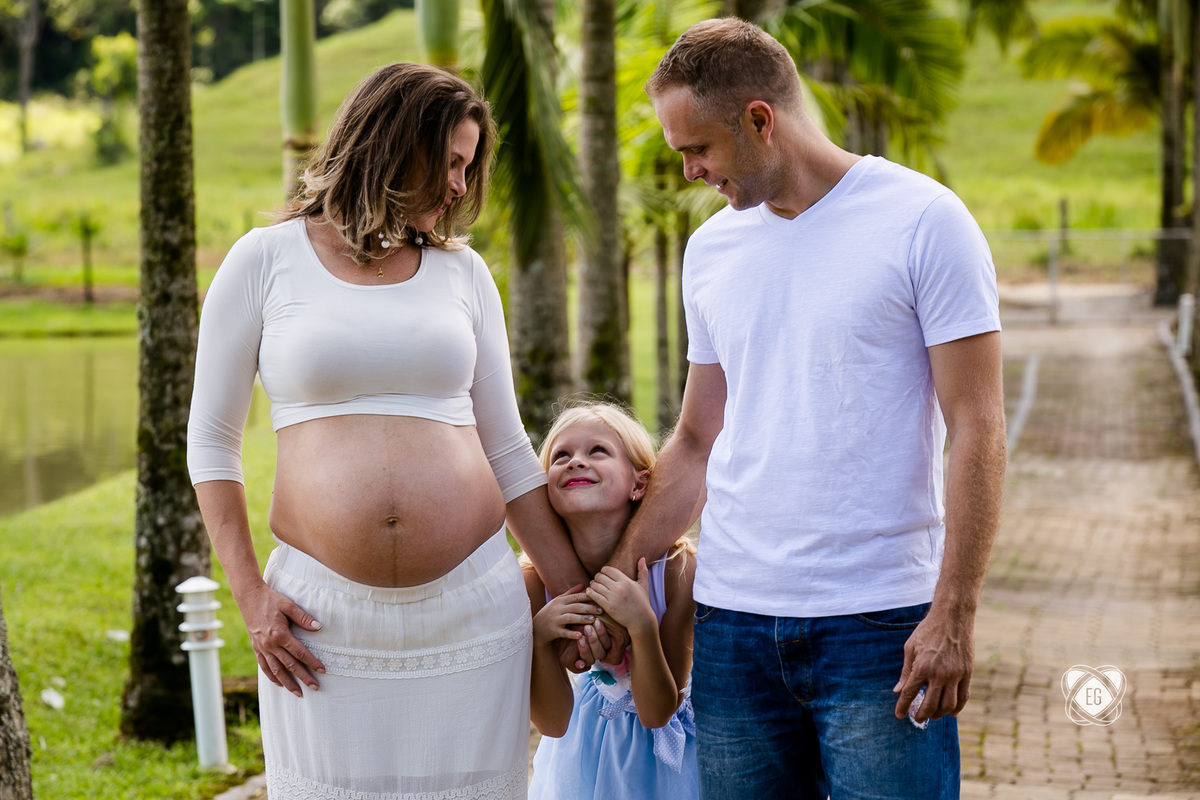Mamãe, filha e papai a espera de Daniel