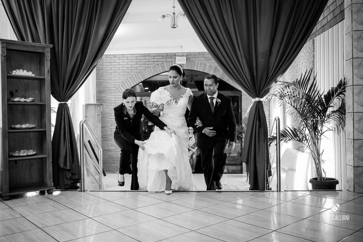 Entrada da noiva com a cerimonial Stern Eventos