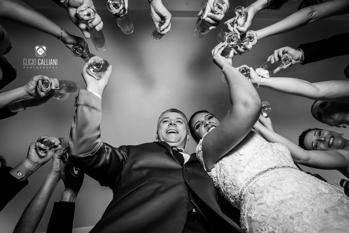 Brinde com vista de baixo para cima