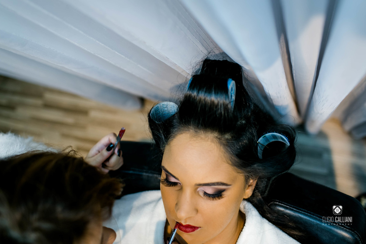 Noiva fazendo make no salão Ali Schulz