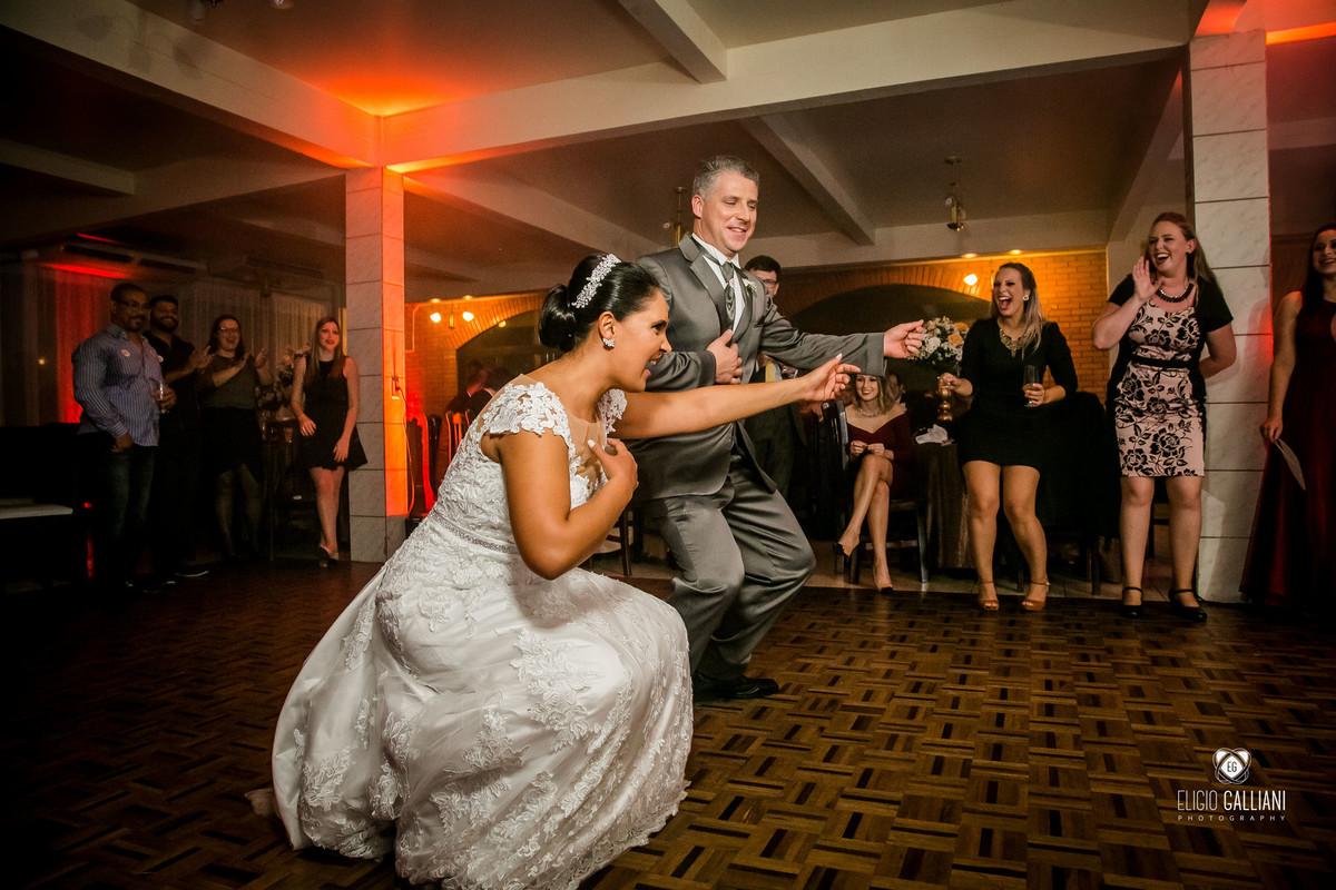 Noiva e noivo dançando a vontade