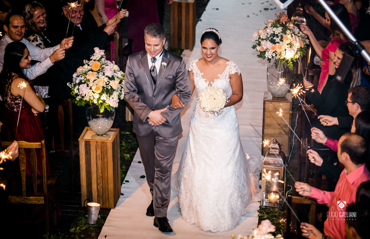 Saída do casal após a celebração do casamento