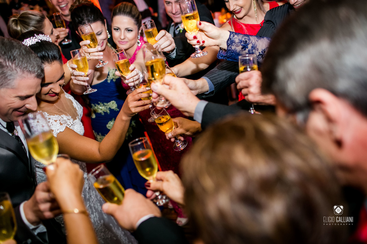 Brinde dos noivos com pais e padrinhos