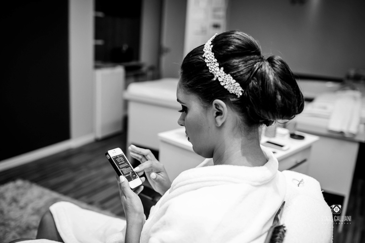 Noiva mandando msg para o noivo