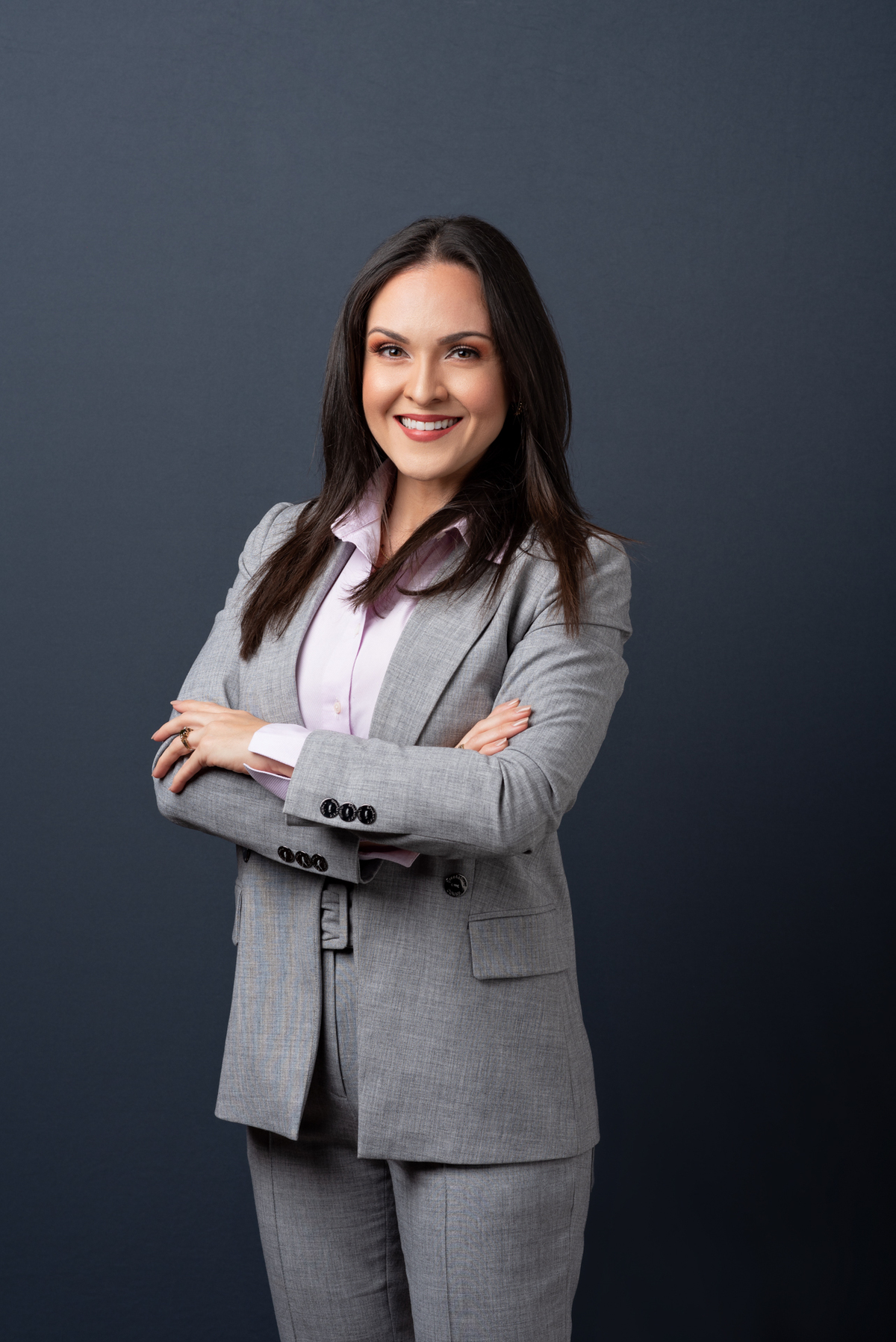 Retrato Corporativo Empresarial Advogada Internacional Amina Guerra, Fotos para perfil profissional e sites feitos no Estúdio Fotográfico Abrassear em Contagem e Belo Horizonte