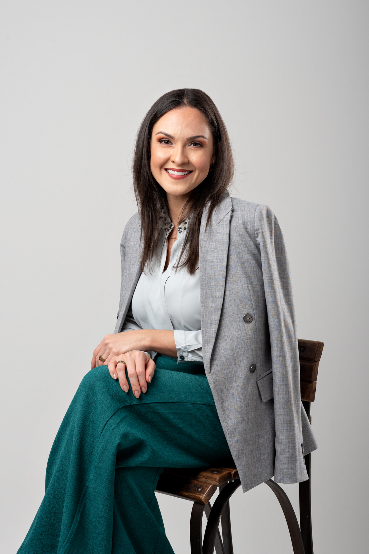 Retrato Corporativo Empresarial Advogada Internacional Amina Guerra, Fotos para perfil profissional e sites feitos no Estúdio Fotográfico Abrassear em Contagem e Belo Horizonte